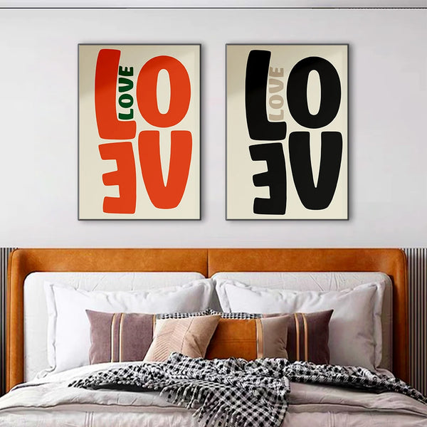 Ce sont deux toiles où il y a écrit deux "love". Il y a un fond beige avec un grand love et un petit love de couleur. Les tableaux sont dans une chambre au dessus d'un lit. La déco est moderne et chic.  