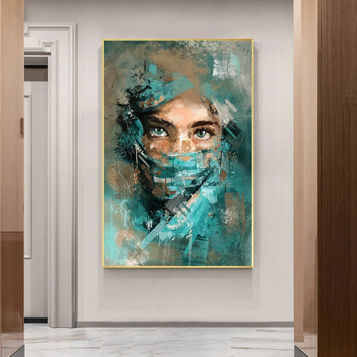 Dans un couloir chic et raffiné est installée une toile de style peinture abstraite d'une femme voilée. La toile est bleue.