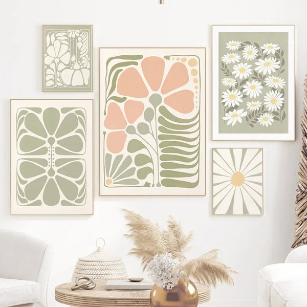 5 tableaux scandinaves avec des fleurs pastels sont accrochées au mur. La décoration est simple et épurée. Les affiches sont dans un salon. 