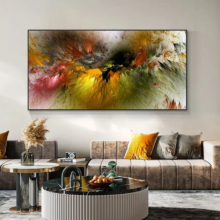 Une toile de style pouring est affichée au mur dans un salon. Le style est abstrait et les couleurs sont dans les tons de verts, roses et jaunes.