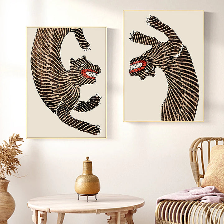 Deux tableaux sont accrochés dans un salon. Ils représentent tous les deux une peinture de tigre de style minimaliste vintage japonaise. La décoration du salon est naturel et épuré.