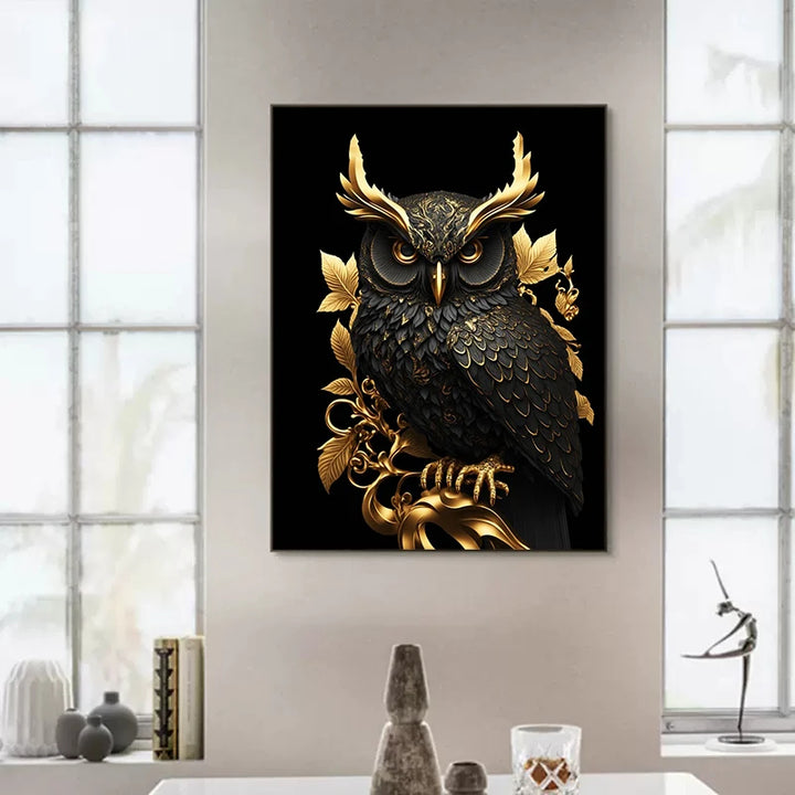 Un tableau noir et doré de hibou dans un style peinture est affiché dans un salon. 