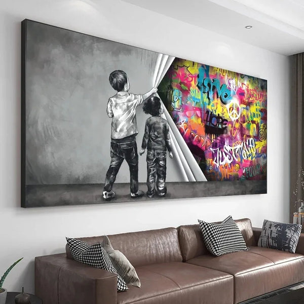 Un tableau de style street art avec deux enfants qui tirent une toile grises pour révéler des graffitis colorés est installé dans un salon. Le style de déco est moderne.