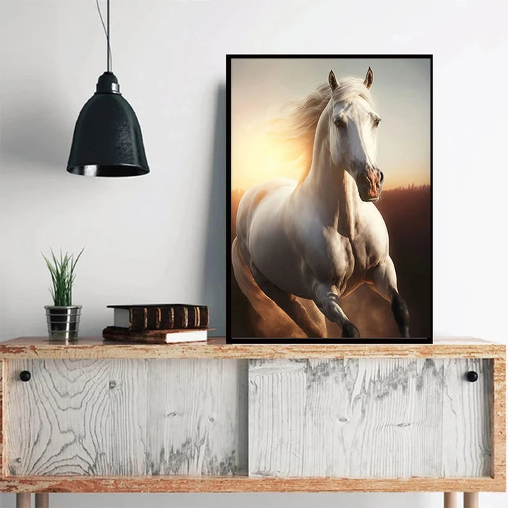 Un tableau d'un cheval blanc est installé dans un salon. Il est posé sur un meuble en bois à côté de livres et d'une plante. 