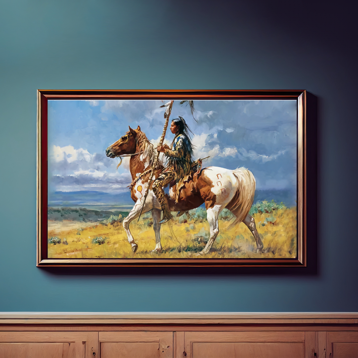 Un tableau de style peinture amérindien sur un cheval est affichée dans un salon au mur bleu avec du bois sur le bas. 